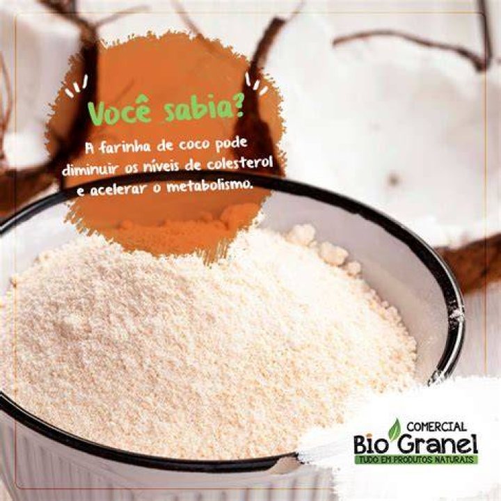 Farinha produzida a partir da casca de maracujá em pote de vidro